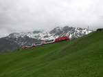 Gotthard 2008 - Whrend der Zug sich den Berg hinauf schlngelt hat der geneigte Eisenbahnfotograf gengend Zeit den Standort zu wechseln.