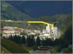 Bei Rueras hat man vom fahrenden Zug aus kurz einen berblick ber die Neatbaustelle der Alptransit in Sedrun. Von hier aus erfolgt der Zwischenangriff durch einen 800m tiefen Liftschacht zum Bau des Gotthardbasistunnels. Rechts unten ist die Zufahrt der MGB ab Bugnei zu erkennen. (22.07.2008)