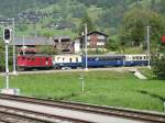 HGe 4/4 I Nr. 32 vor einem Nostalgie-Sonderzug in der Einfahrtskurve zum Bahnhof Lax (27.08.08)