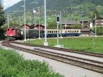 HGe 4/4 I Nr. 32 vor einem Nostalgie-Sonderzug bei der Einfahrt in den Bahnhof Lax (27.08.08)