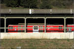 Im Käfig -    Lokomotive der MGB in der kombinierten Bahn-/Straßengalerie der Schöllenenbahn kurz vor Andermatt.