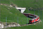 Der Abstieg -

... vom Oberalppass nach Andermatt ist fast geschafft: Regionalzug Disentis - Andermatt. 

13.05.2008 (J)