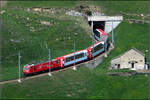 Die letzte Kehre vor Andermatt -    Ein Glacier-Express-Zug in Richtung Zermatt an der unteren Kehre kurz vor Andermatt.