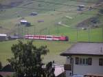 Vom Oberalppass kommend f�hrt R844 mit HGe4/4II gleich in Sedrun ein (05.09.2004) 
