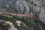 Regio 552 (Andermatt-Gschenen) mit Deh 4/4 55 am 12.10.2006 in der Schllenenschlucht. 