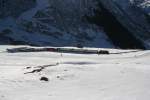 Mit HGe 4/4 107 erklimmt GlacierExpress 908 am 13.1.2007 die Steigung zwischen Andermatt und Ntschen. In diesen Lichtverhltnissen wird gut sichtbar, wie  durchsichtig  die Panoramawagen wirklich sind. 