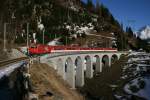 Regio 357 mit HGe 4/4 106 am 13.1.2007 auf dem Bugnei-Viadukt nahe der gleichnamigen Haltestelle. Mit dem umgekehrten Steuerwagen scheint es eine Typische Oberalp-Komposition zu sein. erst bei genauerem Betrachten stellt man fest, dass es sich beim ABt um einen der neueren BAV-Einheitstyp-Steuerwagen handelt, der in der Regel in einem Pendelzug eingereiht ist. Vorne sind brigens gleich 3 von 10 Fahrzeugen des Typs Einheitswagen I eingereiht. 