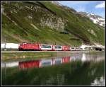 Glacier-Express auf der Passhhe beim Oberalpsee, jetzt gehts Talwrts nach Andermatt.