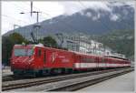 HGe 4/4 3  Dom  mit Regio nach Zermatt steht in Brig.