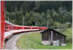 Das Gottvertrauen ist gross im Oberwallis. Der Regionalzug nach Gschenen umrundet einen Heustall bei Fiesch. (15.08.2010)