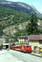 MGB exFO GLACIE-EXPRESS F 901 von Chur nach Zermatt am 17.06.1995 Einfahrt Brig mit E-Lok HGe 4/4II 108 - B - RhB WR 3822 - RhB A... Hinweis: Zug unterquert gerade die SBB-Linie Brig - Lausanne.
