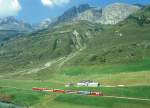 MGB FO-GLACIER-EXPRESS C 904 von Zermatt nach Davos Platz am 24.08.1997 bei Richleren mit FO-Zahnrad-E-Lok HGe 4/4II 102 - RhB WR 3812 - BVZ AS 2013 - RhB B 2377 -  FO AS 4021 - RhB B 2421. Hinweis: Blick auf das fast baumlose hochalpine Urserental zwischen Realp und Andermatt mit groen Bauernhof.
