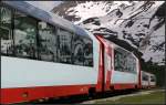 Groß und klein -     Impression des Glacier-Express am Halt in Nätschen.