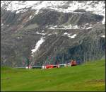 Über die Hangkante hochkommend -     Ein Glacier-Express an der oberen Kehre kurz vor Nätschen.