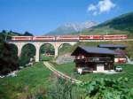 MGB FO-REGIONALZUG 333 von Disentis nach Andermatt am 07.08.1992 auf Giuf-Viadukt, Steuerwagen vorraus mit ABt 4151 - B 4278 - B 4277 - Zahnradtriebwagen Deh 4/4I 54 - B. Hinweis: Fahrzeuge noch in alter Lackierung. Der angekuppelte Wagen ist eine Nachfhrung eines Glacier-Express.
