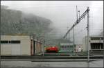 Trübes Wetter, triste Bahnanlagen - 

Nur die rote Diesellok bringt etwas Farbe ins Bild. Bahnhof Andermatt am 17. Mai 2008. Von Norden her dringt durch die Schöllenenschlucht das schlechte Wetter ins Urserental. Die Aufnahme gehört zu meinen Lieblingsaufnahmen, aufgrund der Schlichheit des Motives, der Zufälligkeit der Entstehung, der Nicht-Wiederholbarkeit so ohne weiteres und nicht zuletzt wegen der Perspektive bzw. dem Bildaufbau. (M)