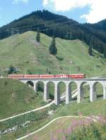 MGB FO-REGIONALZUG 51 von Disentis nach Brig am 04.08.1992 auf Bugnei-Viadukt mit ABt - B - B - Zahnrad-Triebwagen Deh 4/4II 95  - RhB B. Hinweis: FO-Fahrzeuge noch in alter Lackierung, Viadukt noch vor Umbau.
