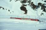 MGB FO-GLACIER-EXPRESS 906 von Zermatt nach St.Moritz am 14.02.1992 kurz vor Obreralppass-Calmot mit FO-Zahnrad-E-Lok HGe 4/4II 105 - RhB WR 3815 - FO AS - FO AS - RhB B - BVZ AS. Hinweis: FO/BVZ-Fahrzeuge in alter Lackierung. Hinweis: alle Fahrzeuge noch in alter Lackierung. 1992 verkehrte im Winter nur ein Glacier-Express Zugpaar tglich.
