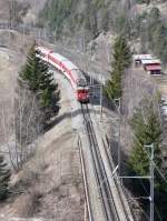 Ein Zug der MGB fhrt gleich in den Kehrtunnel  Deischerkehre  bei Grengiols ein (17.3.2010).