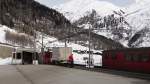 Man muss nicht erster an der Verladestation sein, um als erster auf den Zug zu kommen, sondern Kleinlaster... (Oberwald, 17.3.2010)