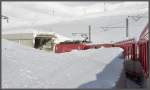 R823 mit seiner HGe 4/4 II verschwindet im Tunnel unter der Passh�he.