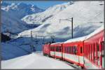 Wieder in der Zahnstange windet sich R827 unterhalb von N�tschen nach Andermatt hinunter.