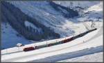 Glacier Express 903 mit HGe 4/4 108 bremst langsam nach Andermatt hinunter.