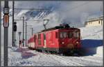 Sportzug R842 nach Oberalppass mit Deh 4/4 93 f�hrt in N�tschen ein.