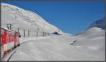 Herrliche Winterlandschaft Richtung Oberalppass, aber auch gefhrliche Lawinenhnge auf der linken Talseite, die wieder zur gegenwrtigen Sperrung der Oberalpstrecke gefhrt haben.