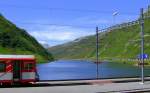 Station Oberalppass mit Zug der MGB in Richtung Andermatt. (Aufnahme 31.07.2007)