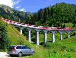 Schnellzug auf dem Weg von Zermatt nach St. Moritz in der Nhe von Sedrun. (Aufnahme 31.07.2007)