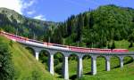 Schnellzug auf dem Weg von Zermatt nach St. Moritz bei Sedrun. (Aufnahme 31.07.2007).