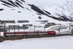 Der Regionalzug aus Andermatt wartet in der Station Oberalppasshhe/C auf den Gegenzug aus Sedrun am 8.5.2012.