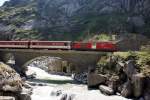 Der Regio aus Andermatt mit der Deh 4/4 95  Andermatt  in der Schllenenschlucht.