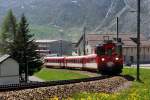 Kurz nach dem Bhf. Andermatt beginnt die Steigung mit der ersten Kurve. Die Deh 4/4 53  Urseren  zieht den Regio nun unaufhaltsam Richtung Oberalppasshhe. 25.5.2012