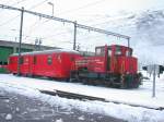 Tm 2/2 4972 und Postwagen Z100 der FO in Andermatt. (26.11.2002)