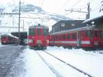 Drei Pendelzge der FO nach Disentis, Brig und Gschenen treffen sich in Andermatt. (26.11.2002)