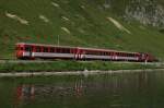 Der Regionalzug 843 fhrt am 27.7.12 mit dem ABt 4182 an der Spitze dem Oberalpsee entlang Richtung Andermatt.