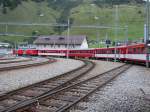 Regionalzug 350 ber den Oberalppass nach Disentis/Muster mit Deh 4/4 Triebfahrzeug wird in Andermatt bereitgestellt.