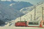 Der Glacier Express am Oberalppass, dieser verbindet die beiden Schweizer Ortschaften Disentis/Mustr in der Surselva im Kanton Graubnden mit Andermatt im Urserental im Kanton Uri am 28.12.11.