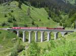 Regio von Disentis nach Andermatt bei Bugnei Viadukt ... Am ende : Cabrio-wagen und  Belle Epoque  wagen - 18/06/2013