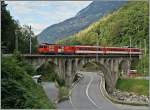 Der MGB Regionalzug 530 berquert unmittelbar vor der Station Betten Talstation auf dieser schnen Brcke die Rohne.
10. Sept. 2013