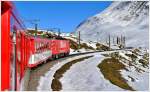 R852 mit HGe 4/4 104 zwischen N�tschen und Oberalppass.