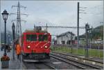 100 Brig - Gletsch: In Oberwas warte die MGB Gm 4/4 mit ihrem Extrazug nach Gletsch auf die Abfahrt.