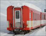 Auch wenn schon auf den ersten Kilometern eine ganze Menge Schnee vom Dach verschwunden ist, mit solch einer Auflage wäre ein Strassenverkehrsteilnehmer längst aus dem Verkehr gezogen worden. So gibt es halt eine schicke Marco-Reus-Frisur... Letzter Wagen eines Regionalzuges von Andermatt nach Disentis. Nätschen, Januar 2015.