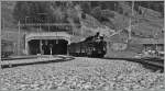 100 Jahre Brig - Gletzsch; doch der Dampfzug steht auf dem Zufahrgleis zum Furka Tunnel, welcher zwar etwas mehr kostete als gedacht (Furkaloch!), der Strecken nach Gletsch das  Aus  brachte, aber
