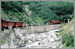 Ein Jahr vor Erffnung des Furka Basistunnels verkehren die Zge 1981 immer noch ber die Bergstrecke. So auch der Old Furka Special mit einer HGe 4/4 und offenen Plattformwagen. Zwischen Realp und Tiefenbach riss in der grssten Steigung der Kupplungshaken. Die Wagen blieben stehen (zum Glck) und die Lok fuhr noch 100m weiter.