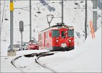 Während 1300 m tiefer im Gotthardtunnel neuerdings mit 200 Sachen geheizt wird, geht das Leben oben auf dem Berg unverändert in einer völlig anderen Geschwindigkeit weiter. 9 Minuten für Luftlinie 1,5 km Luftlinie, wenn man den Höhenunterschied mittels Pythargorassatz einrechnet, das langt gerade mal für 10 km/h. Deh 4/4 23  Randa  mit einem Autotransportzug auf den letzten Metern nach Nätschen. März 2012.