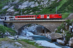 Deh 4/4 93 überquert am Zugschluss des R 663 (Göschenen - Andermatt), die Teufelsbrücke in der Schöllenenschlucht, nahe Andermatt.