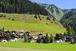 Pendelzug der Matterhorn-Gotthard-Bahn mit neuem Niederflurwagen bei Sedrun (8.8.16).